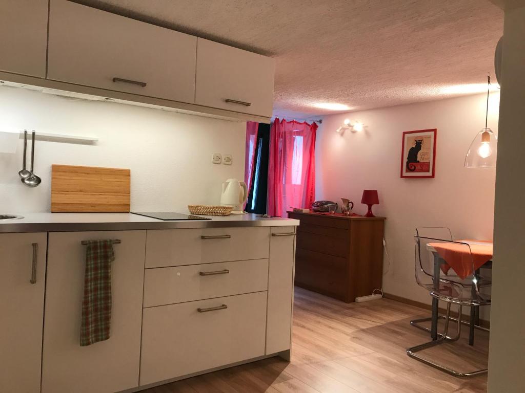 Kuchyň nebo kuchyňský kout v ubytování Summer Home in Krk Center "Casa Magdalena"