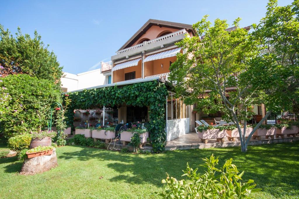 a house with ivy growing on the side of it at Villa Daniela in Brodarica