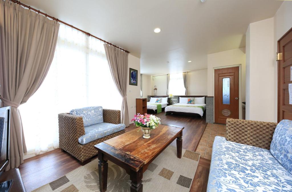 a living room with a table and chairs and a couch at Yilan Ya Lu Homestay in Datong