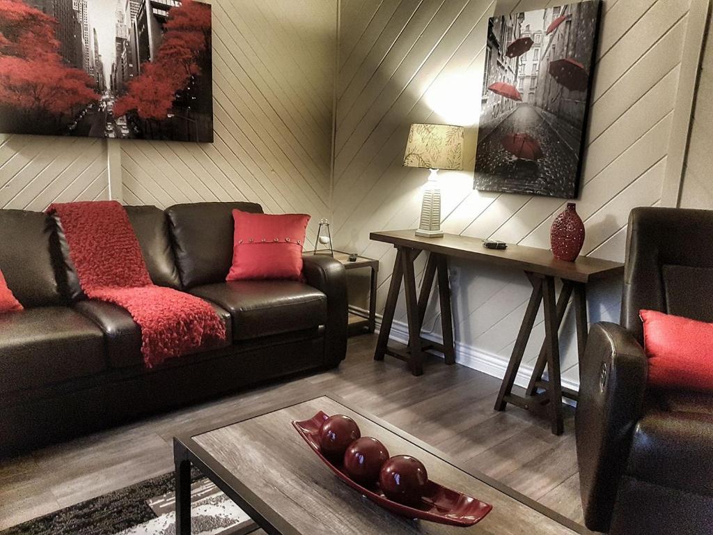 ein Wohnzimmer mit einem Sofa und einem Tisch in der Unterkunft 2-Bedroom Apartment Sweet #1 by Amazing Property Rentals in Gatineau