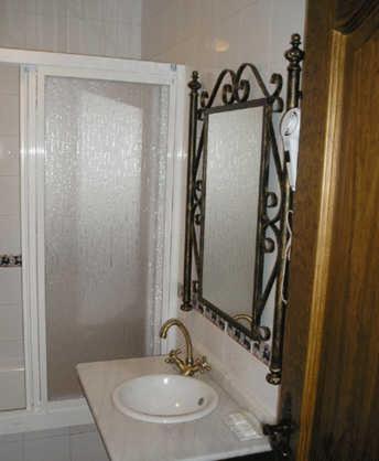 a bathroom with a sink and a mirror at El Perro de Paterna in Paterna de Rivera