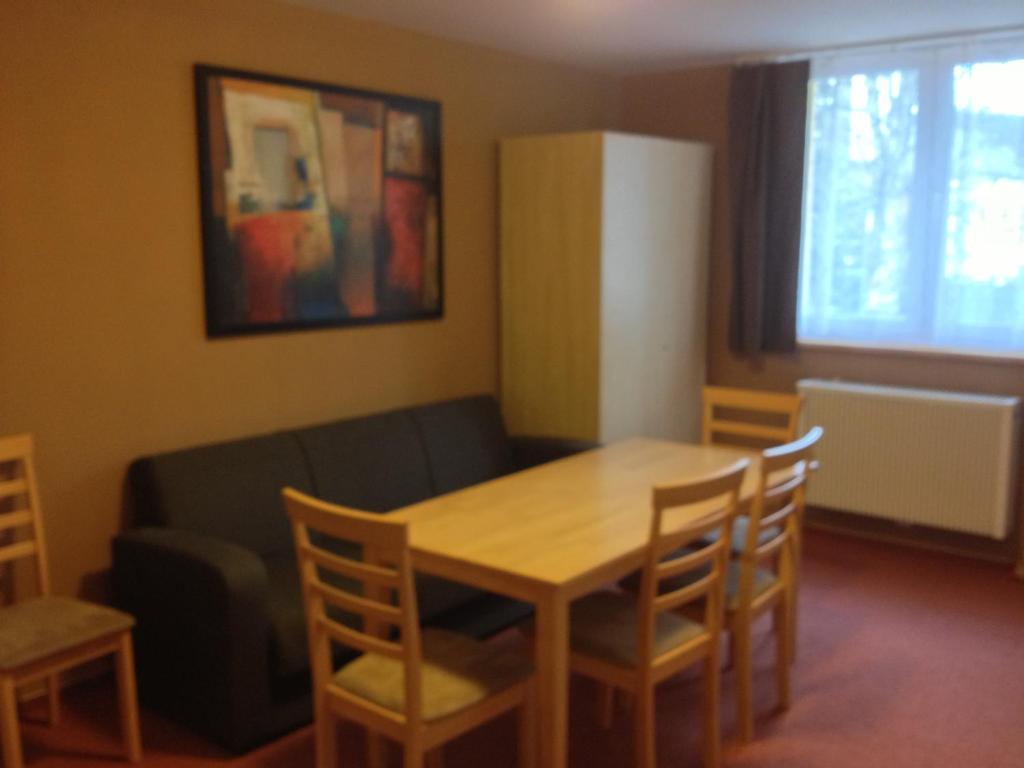 un soggiorno con tavolo, sedie e divano di Apartman na Kvilde - Sumava a Kvilda