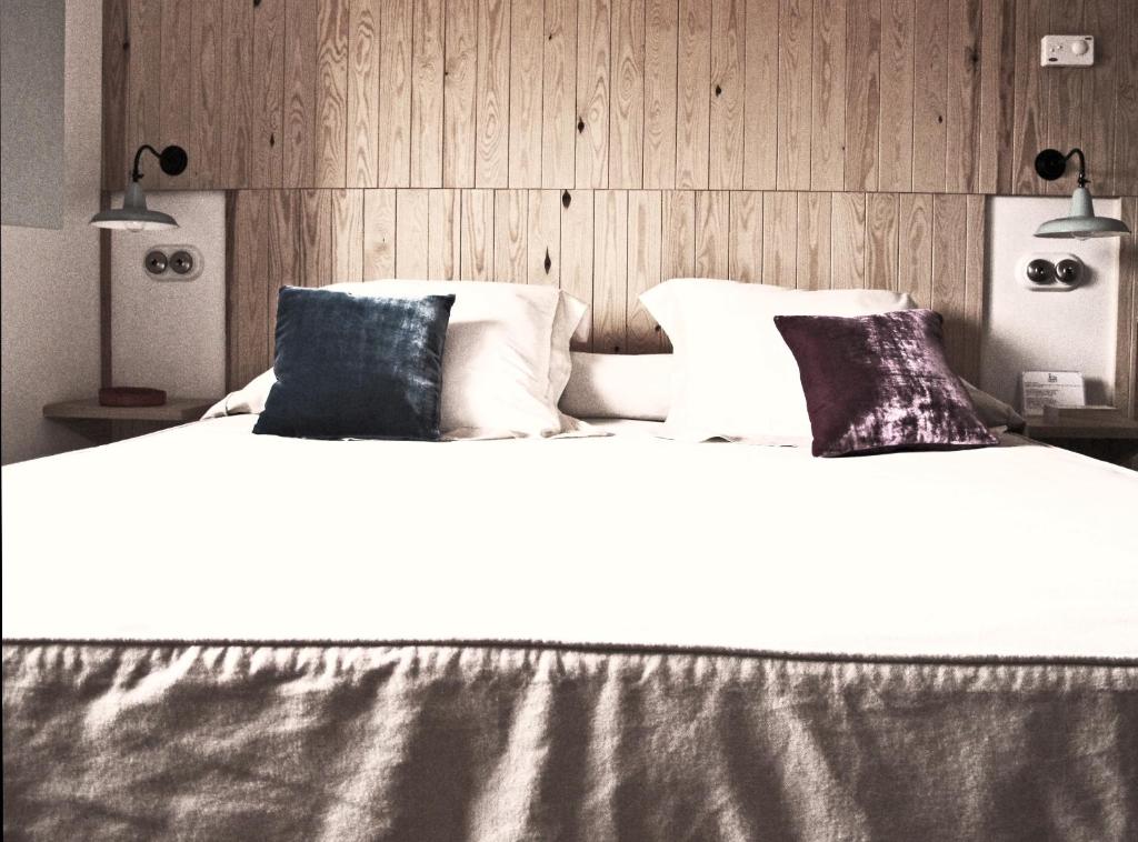 Postel nebo postele na pokoji v ubytování Hotel Ayllon