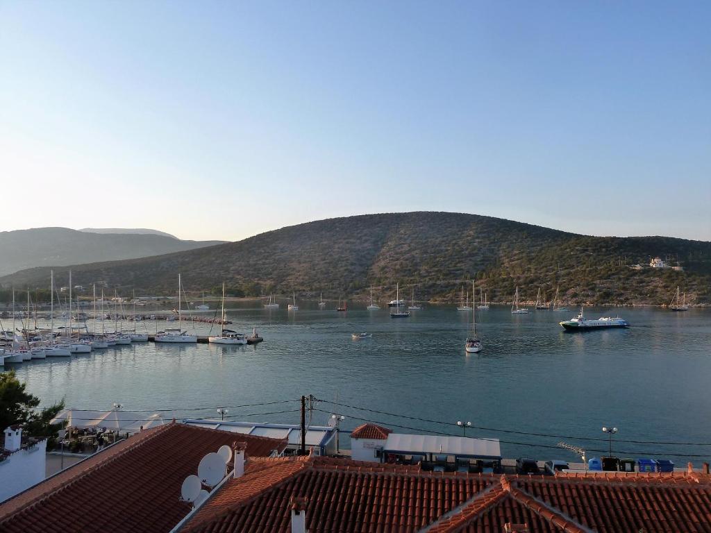 vistas a un puerto con barcos en el agua en Zoe Pension, en Ermioni