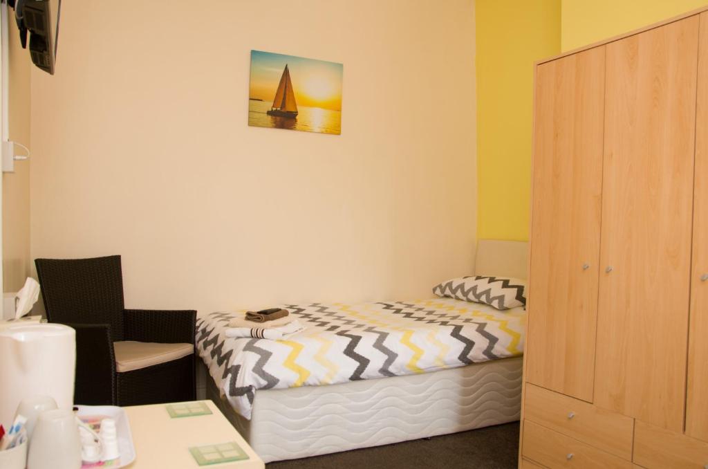 A bed or beds in a room at Pretoria Guest House 