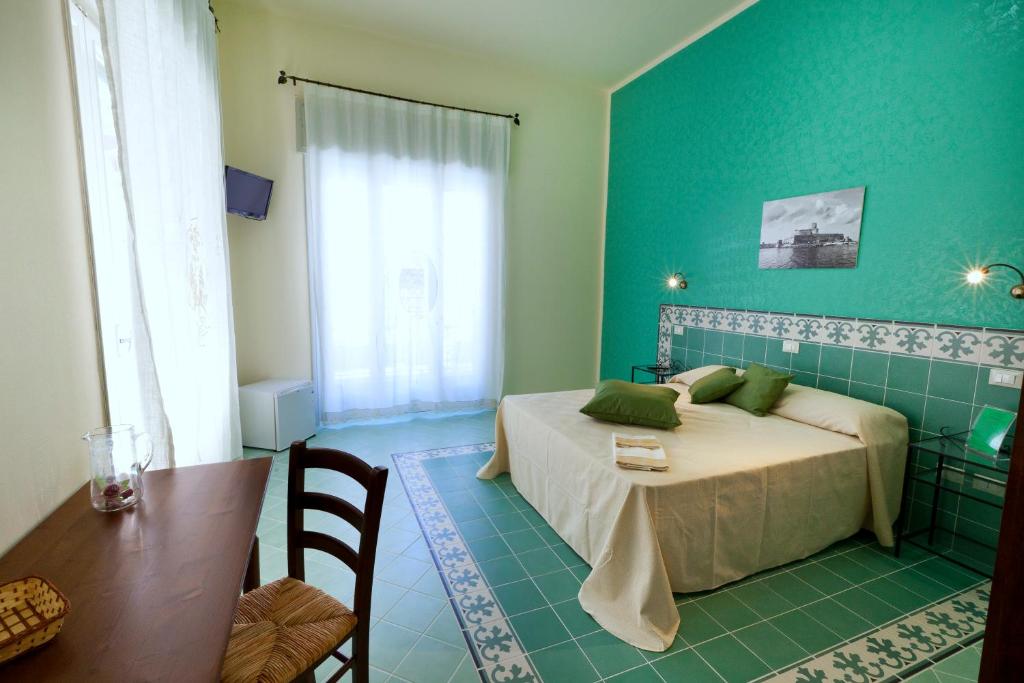 Un dormitorio con una cama y una mesa. en Le 5 Torri, en Trapani