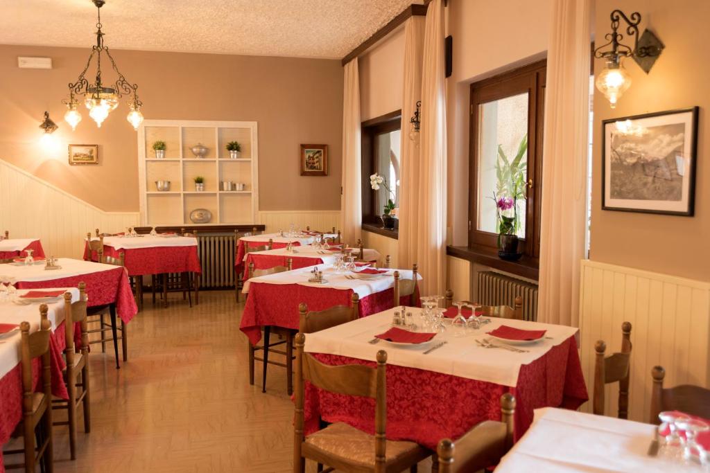Reštaurácia alebo iné gastronomické zariadenie v ubytovaní Albergo Bucaneve