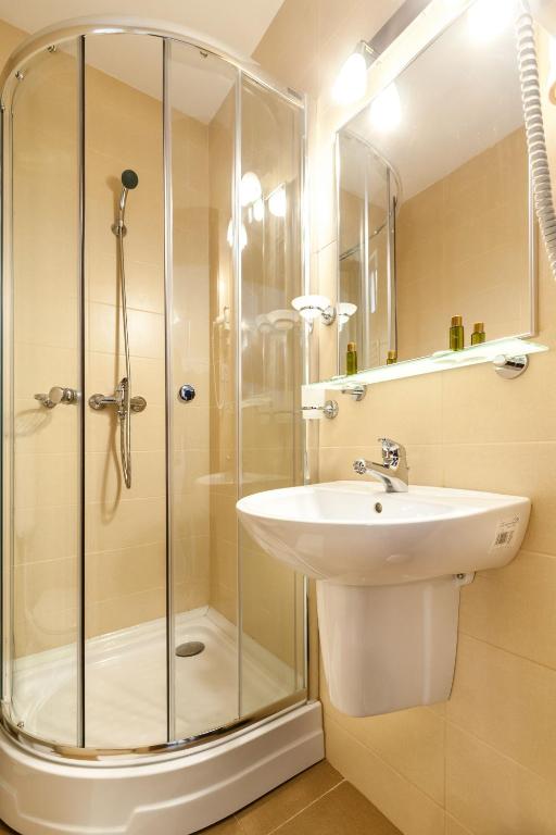 un bagno con doccia e lavandino di Pensiunea Andrei Rm Valcea a Râmnicu Vâlcea