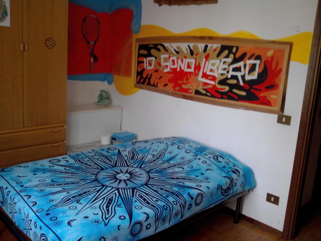 een bed in een kamer met een schilderij aan de muur bij Non Solo Breakfast in Imola