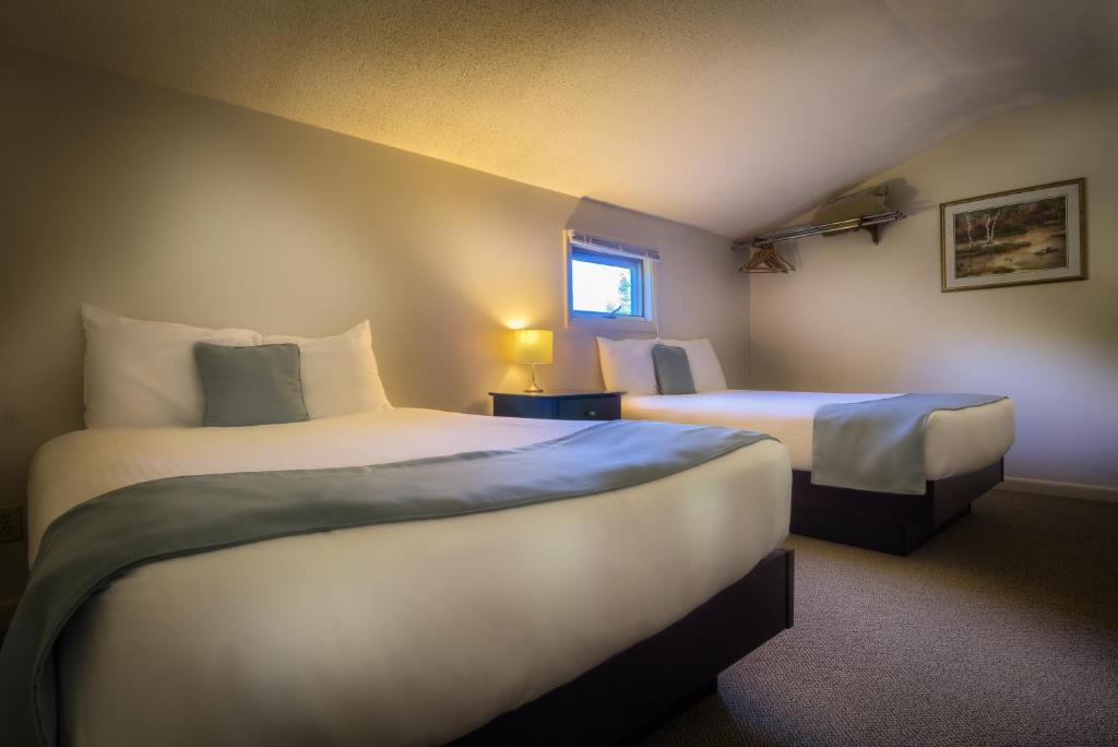 Postel nebo postele na pokoji v ubytování Sun & Ski Inn and Suites
