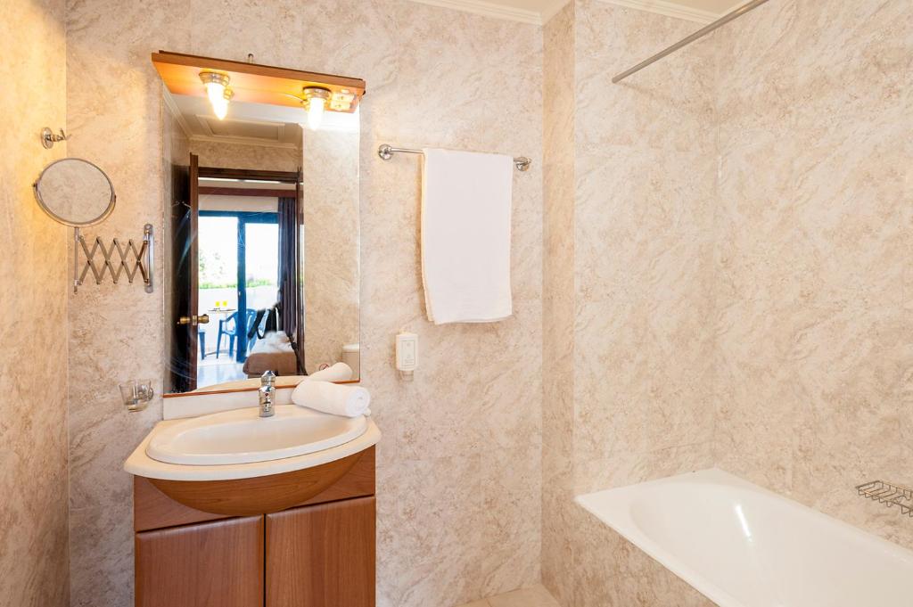 Koupelna v ubytování Adelais Hotel