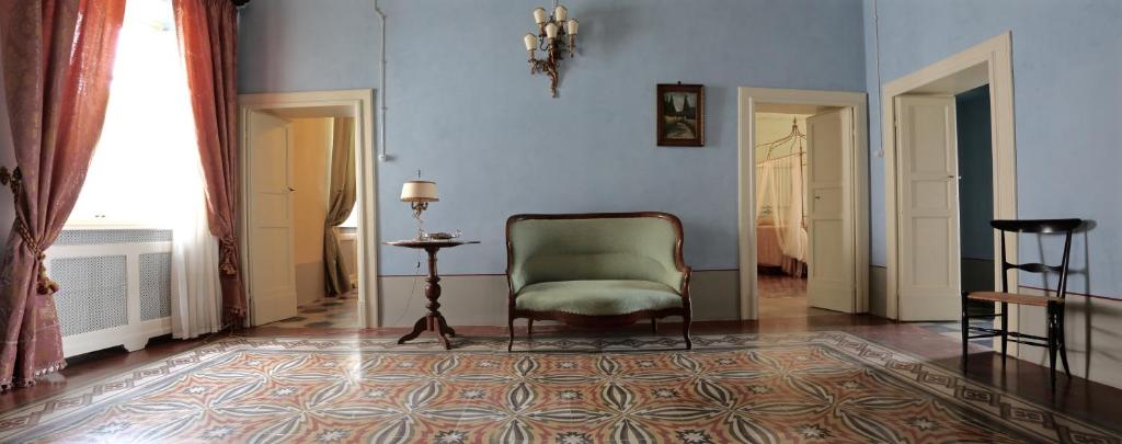 ein Wohnzimmer mit einem Stuhl und blauen Wänden in der Unterkunft Casa Briga in Montesilvano