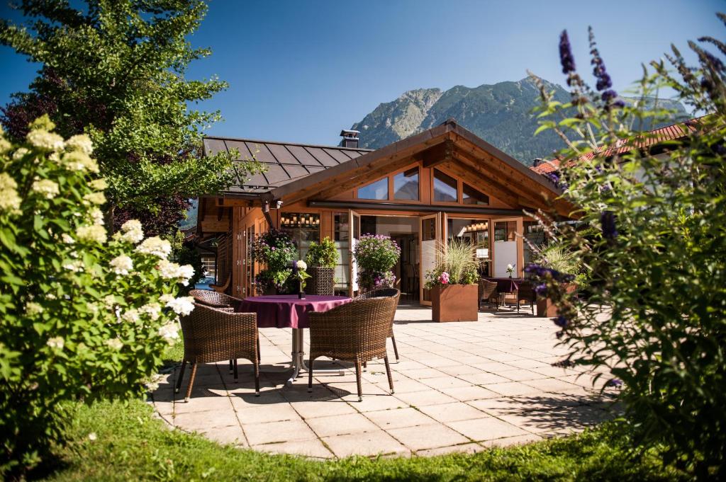 オーベルストドルフにあるChalet Oberstdorfのパティオ(テーブル、椅子付)