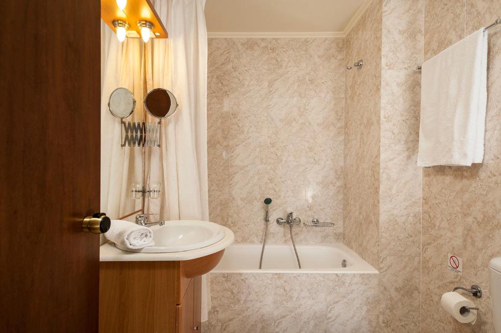 Koupelna v ubytování Adelais Hotel