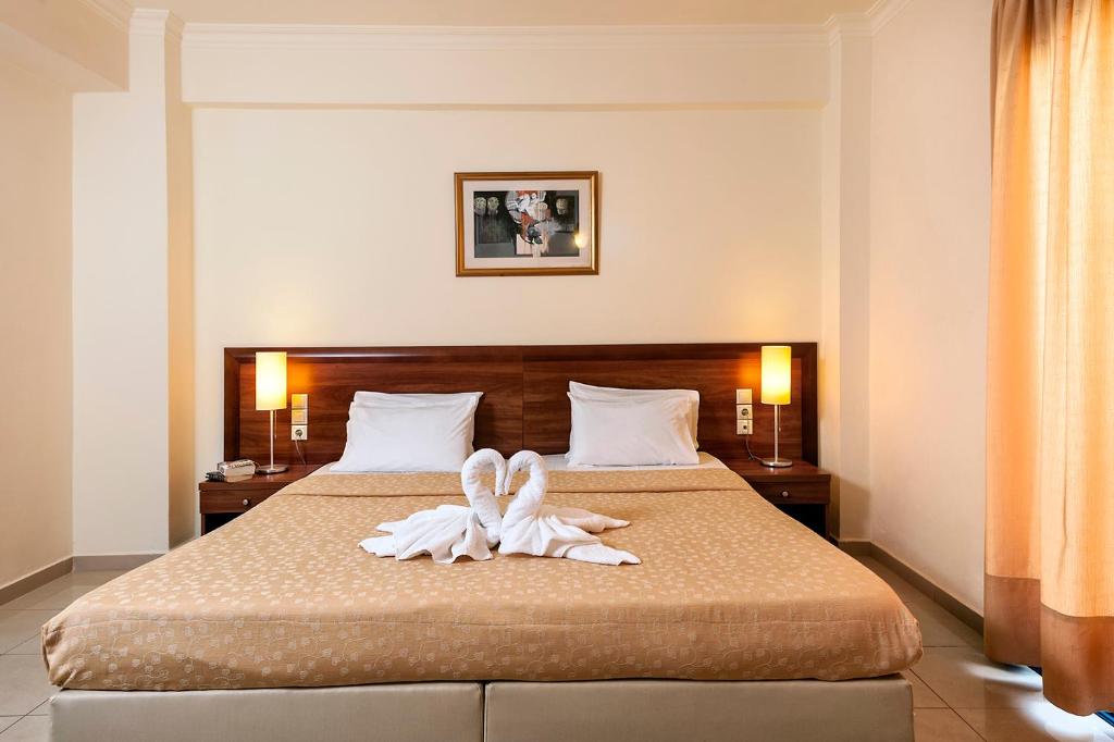 Postel nebo postele na pokoji v ubytování Adelais Hotel