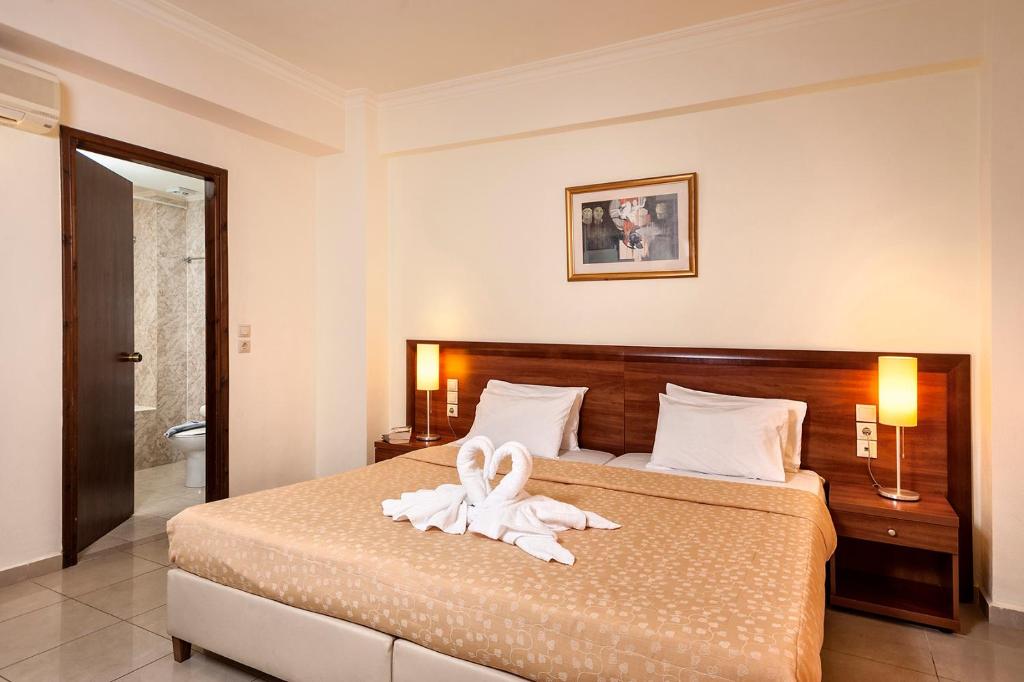 Postel nebo postele na pokoji v ubytování Adelais Hotel