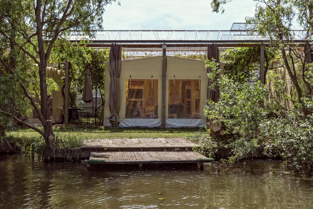 una casa en medio de un río en De Groote Wijzend, en Lutjebroek