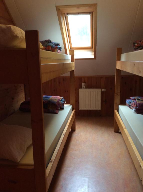 a room with three bunk beds and a window at Dortoirs Le Domaine in Bilstain