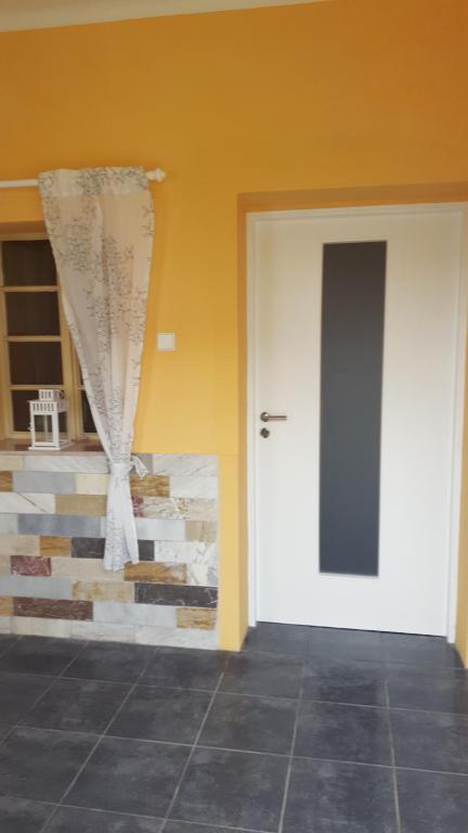 Pokój z białymi drzwiami i żółtą ścianą w obiekcie Apartment Věra w mieście Lipova Lazne