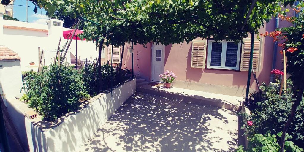 Сад в APARTMAN ERCEGOVIĆ