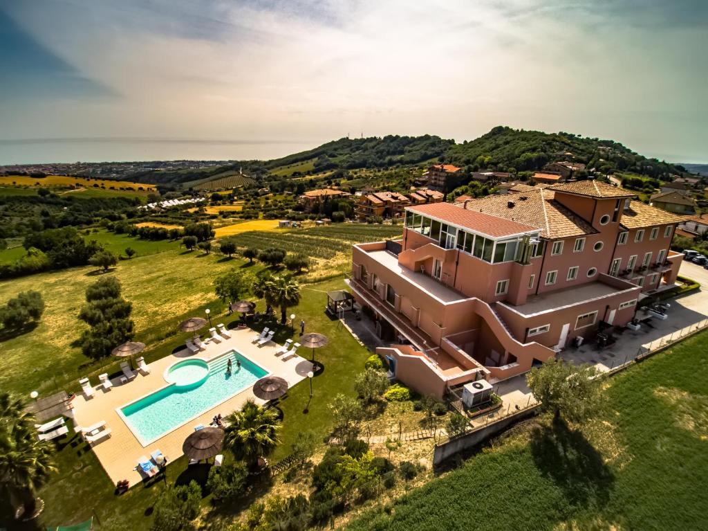 uma vista aérea de uma grande casa com piscina em Villa Susanna Degli Ulivi - Resort & Spa em Colonnella