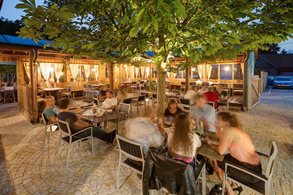 Un restaurante u otro lugar para comer en Hotel Leimer Bräu