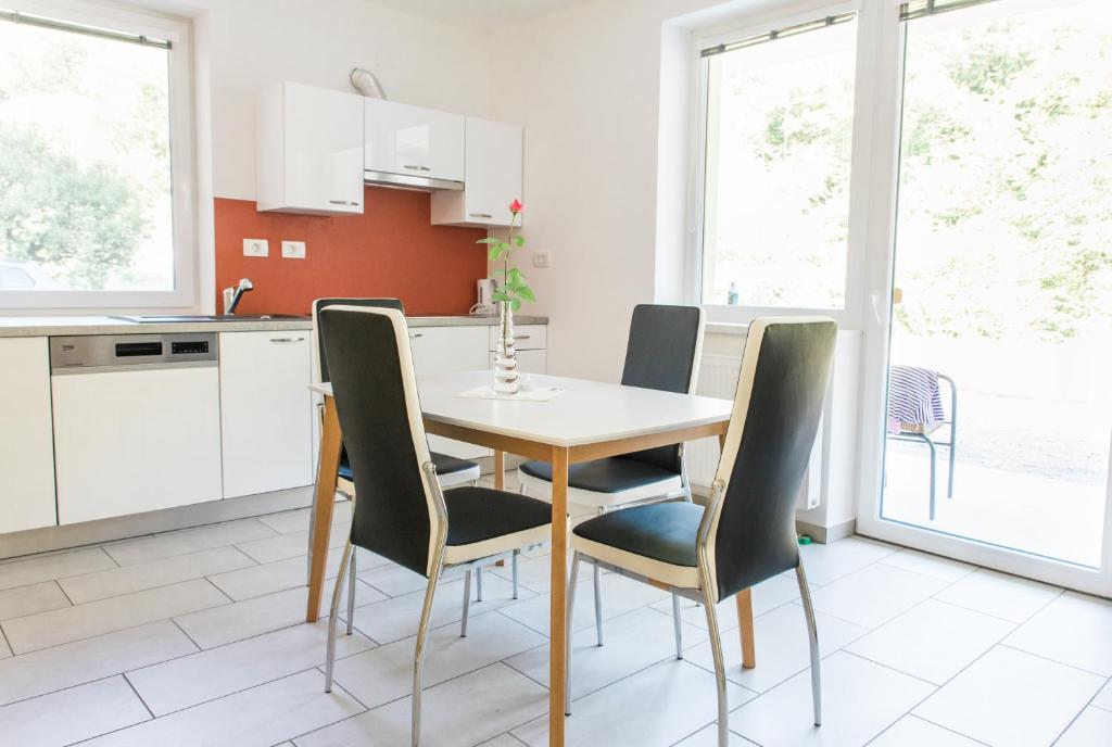 una cucina con tavolo e 4 sedie di Guest House Rosi a Tolmin