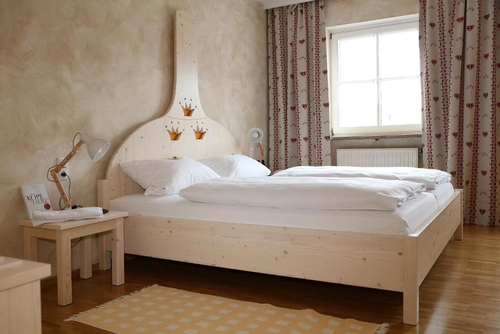 Postel nebo postele na pokoji v ubytování Hotel & Brauereigasthof Drei Kronen