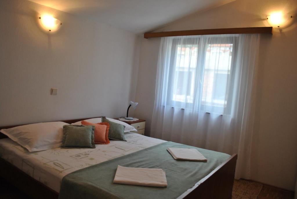 Postel nebo postele na pokoji v ubytování Apartmani Dalmadino