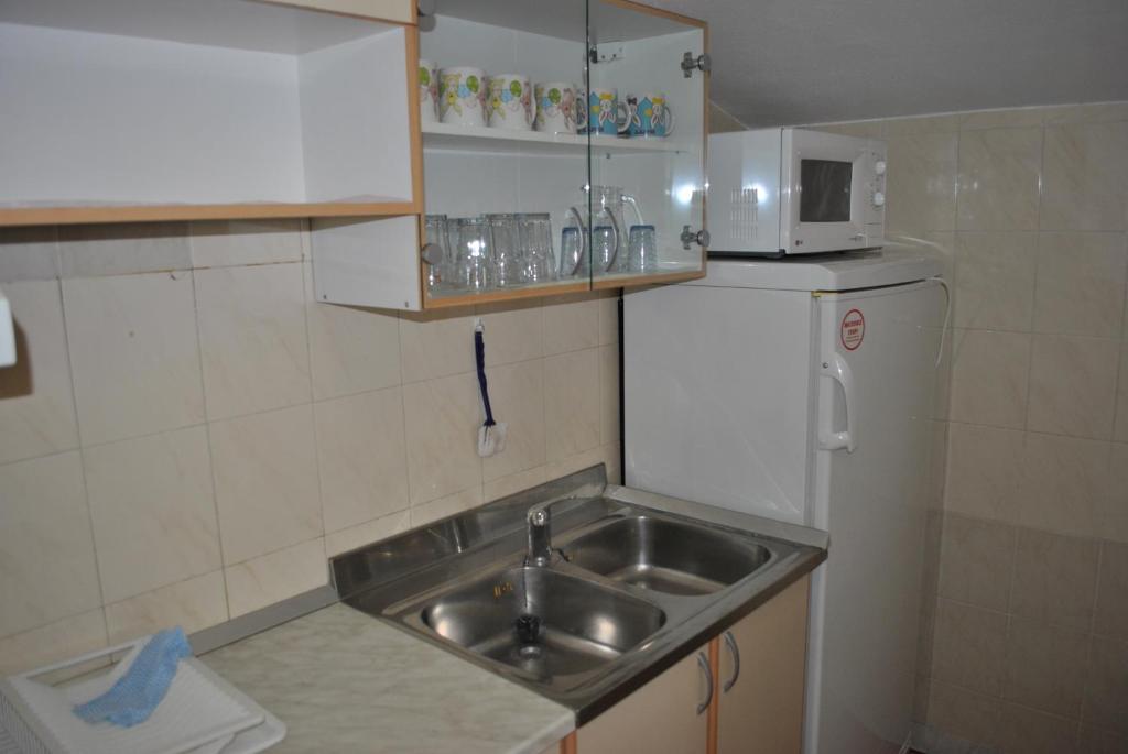 Kuchyň nebo kuchyňský kout v ubytování Apartmani Dalmadino