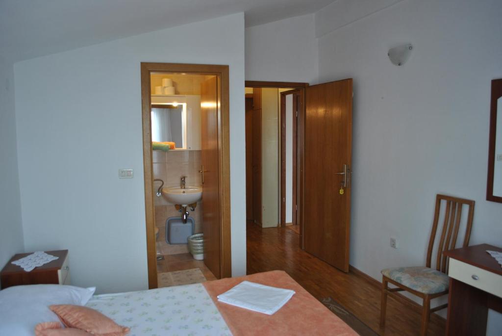 Postel nebo postele na pokoji v ubytování Apartmani Dalmadino