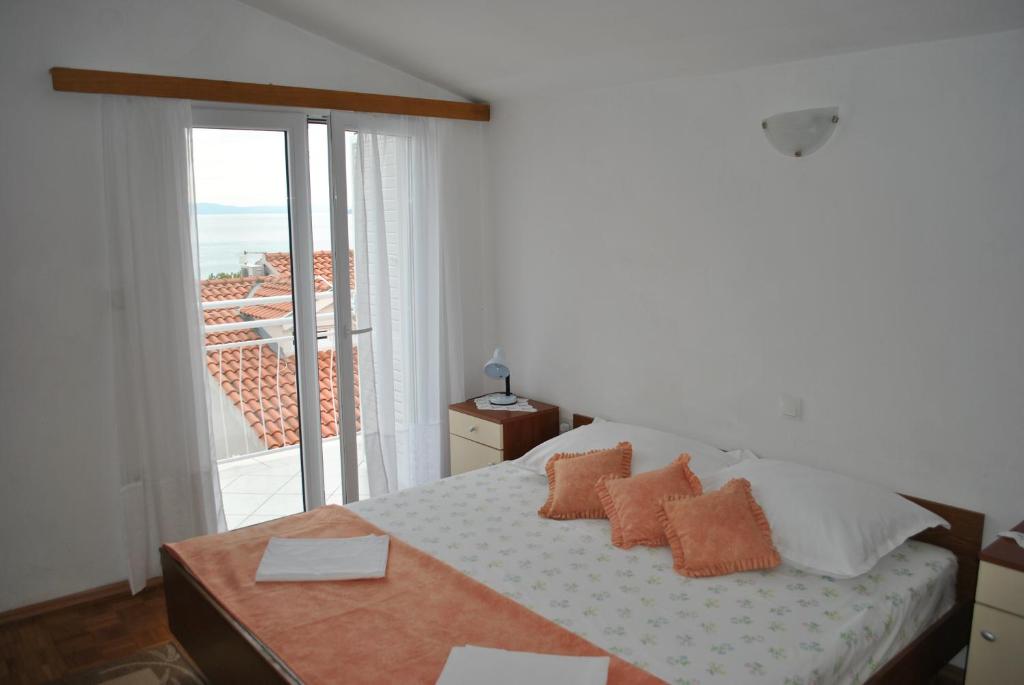 Postel nebo postele na pokoji v ubytování Apartmani Dalmadino