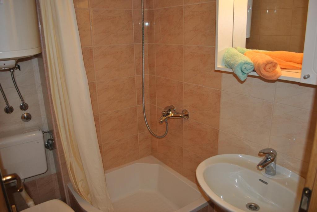 Koupelna v ubytování Apartmani Dalmadino