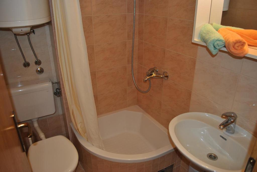 Koupelna v ubytování Apartmani Dalmadino
