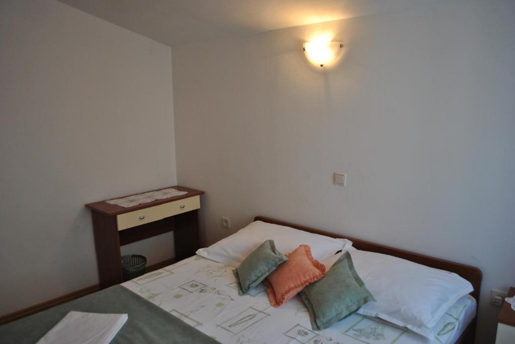 Postel nebo postele na pokoji v ubytování Apartmani Dalmadino