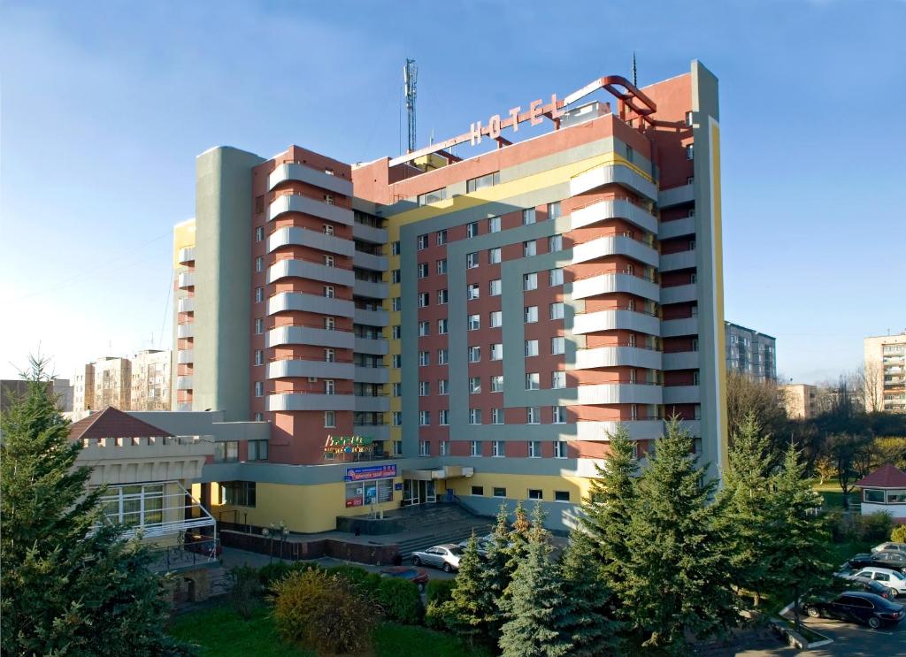un grand bâtiment avec une grue en haut dans l'établissement Hotel Tourist, à Rivne