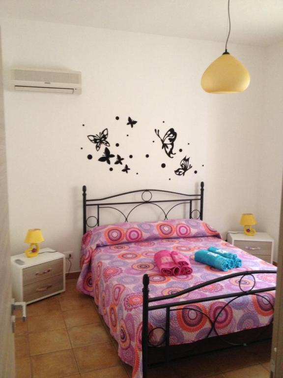 クストナーチにあるCasa vacanza Nonna Sarinaのベッドルーム1室(蝶が壁に描かれたベッド1台付)