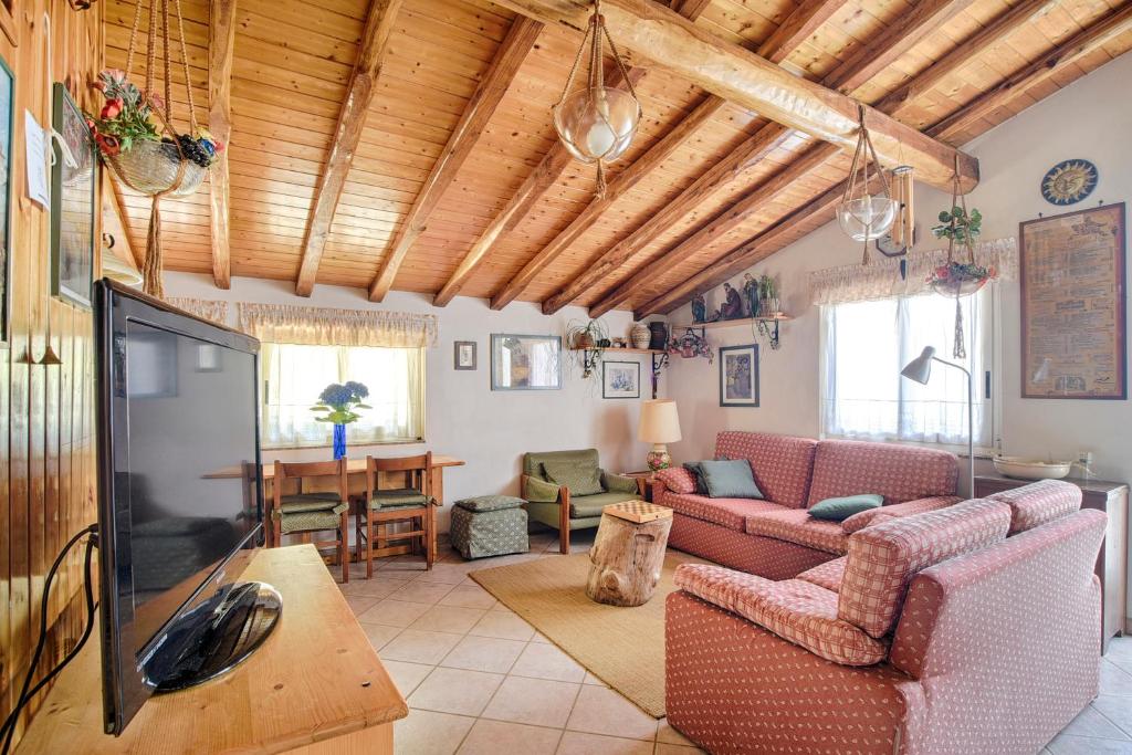 Televízia a/alebo spoločenská miestnosť v ubytovaní Casa Clò