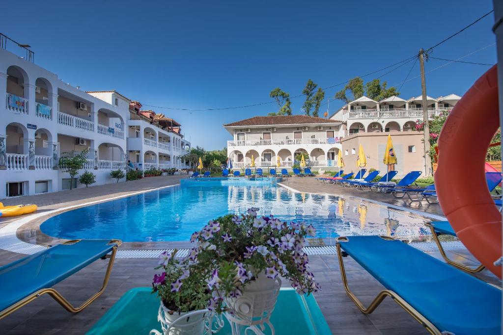 ein Blick auf den Pool im Resort in der Unterkunft Ragias Studios in Planos