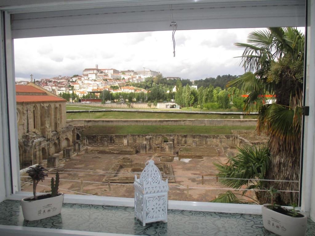 una vista desde una ventana de unas ruinas antiguas en Quarto & Pasta Guesthouse en Coimbra