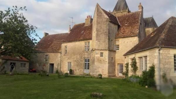 uma grande casa de pedra com um grande jardim de relva em Magnifique Maison de Caractère FAMILIALE 12 Couchages em Écouché