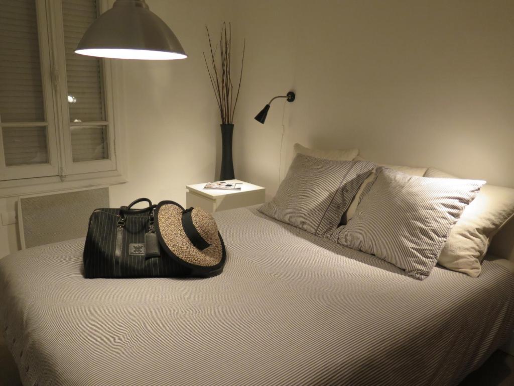 モーギオにあるCan Inesのベッドルームのベッドの上に座るバッグ