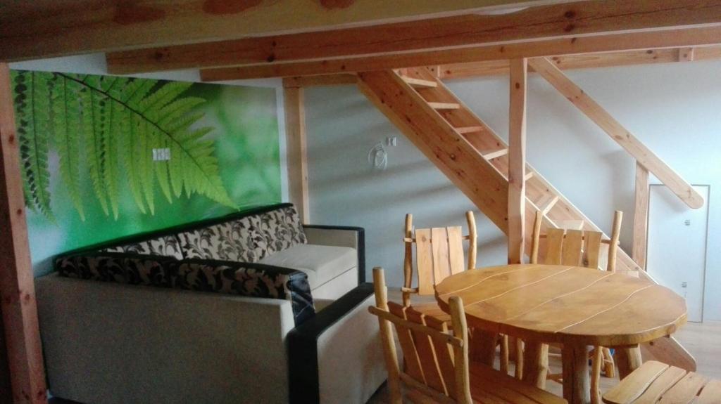 une chambre avec une table, des chaises et un escalier dans l'établissement Apartamenty Górskie, à Stronie Śląskie