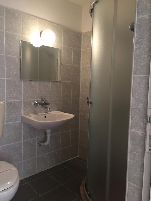 A bathroom at Paunovi Guest House