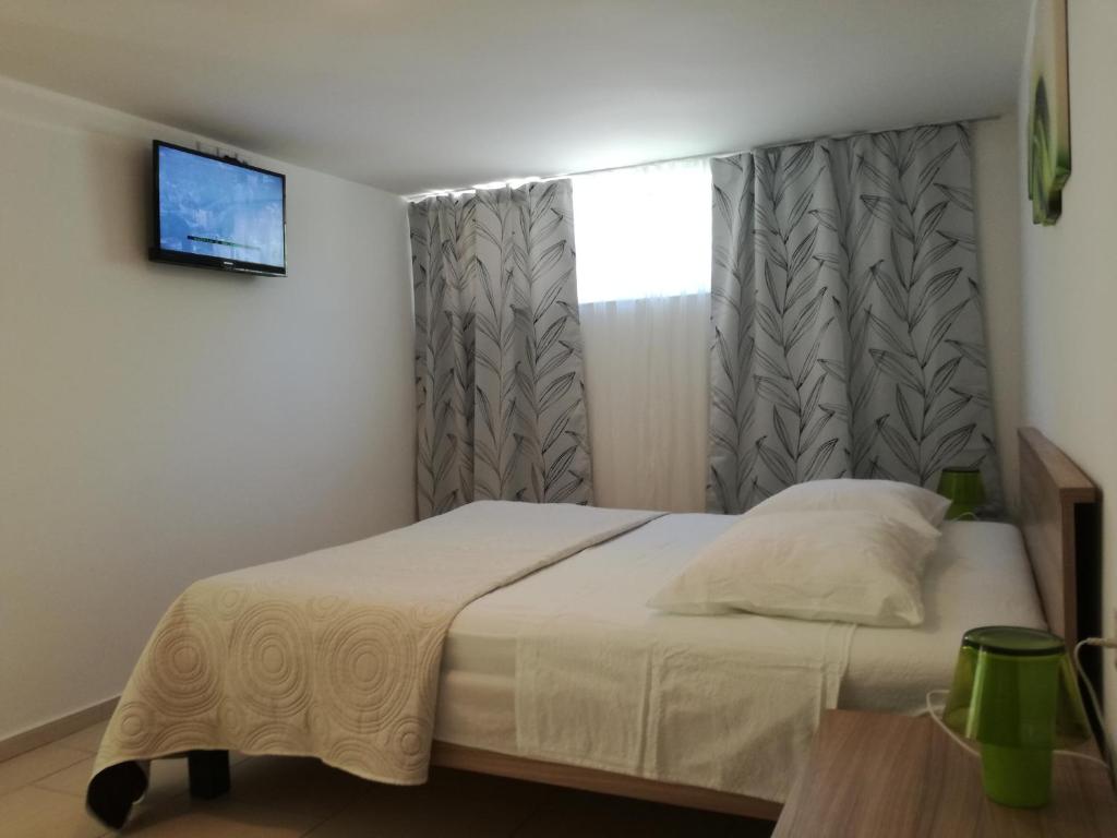 - une chambre avec un lit et une fenêtre dans l'établissement Apartman Anni, à Poreč