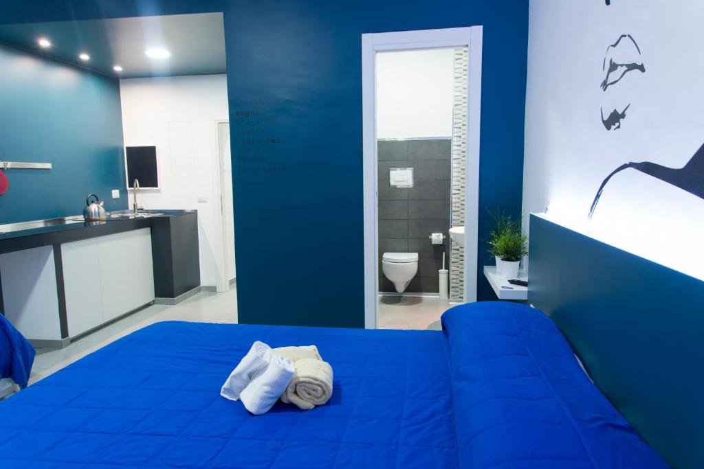 una camera blu con letto blu e bagno di B&B Sandro Pertini ad Acri