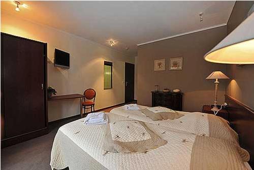 Postel nebo postele na pokoji v ubytování Hostellerie Au Vieux Hetre