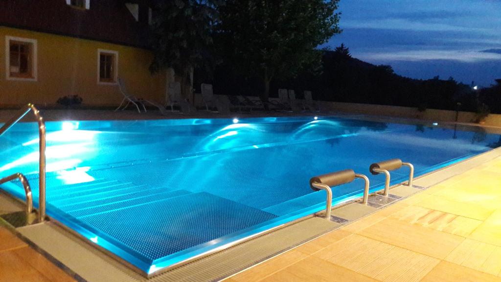 Bazén v ubytování Gasthof Hotel Schmied nebo v jeho okolí