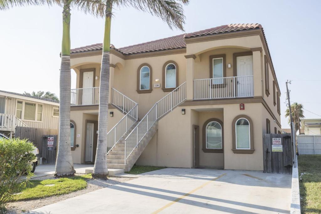 ein Haus mit Palmen davor in der Unterkunft Campeche in South Padre Island