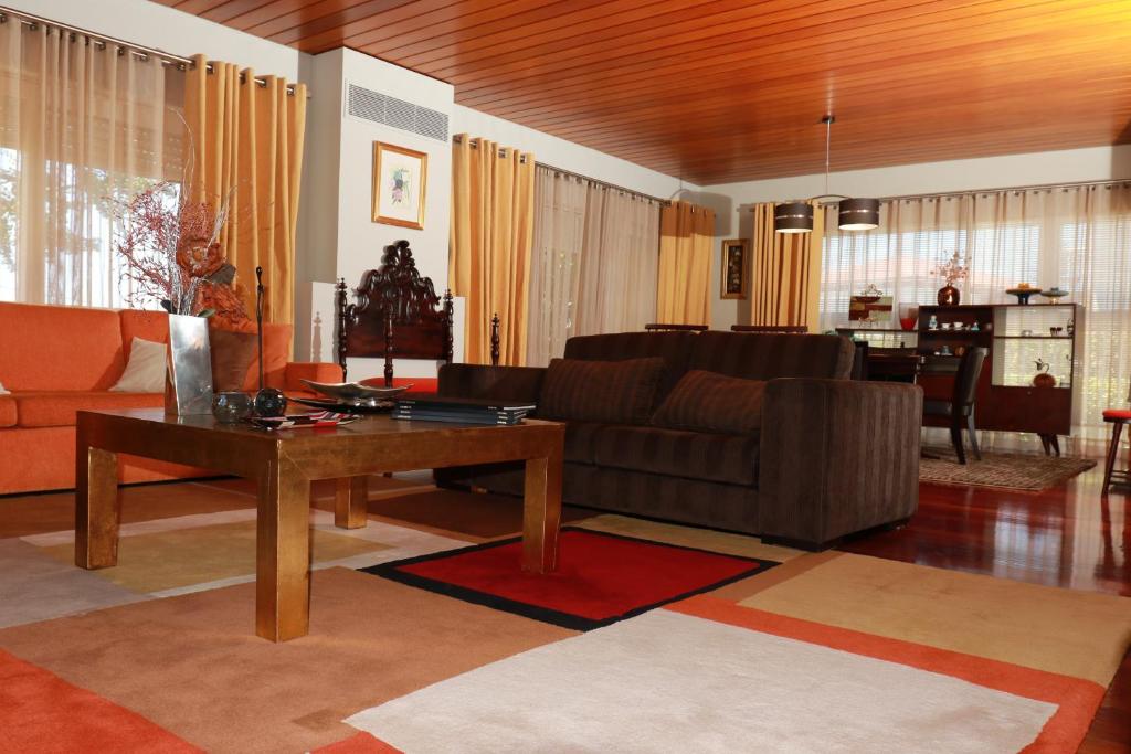 uma sala de estar com um sofá e uma mesa em Consuls Residence em Ponta Delgada